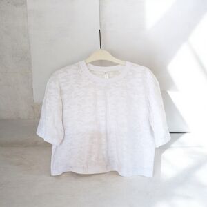 Fabletics Cropped White Short Sleeve Tee - M